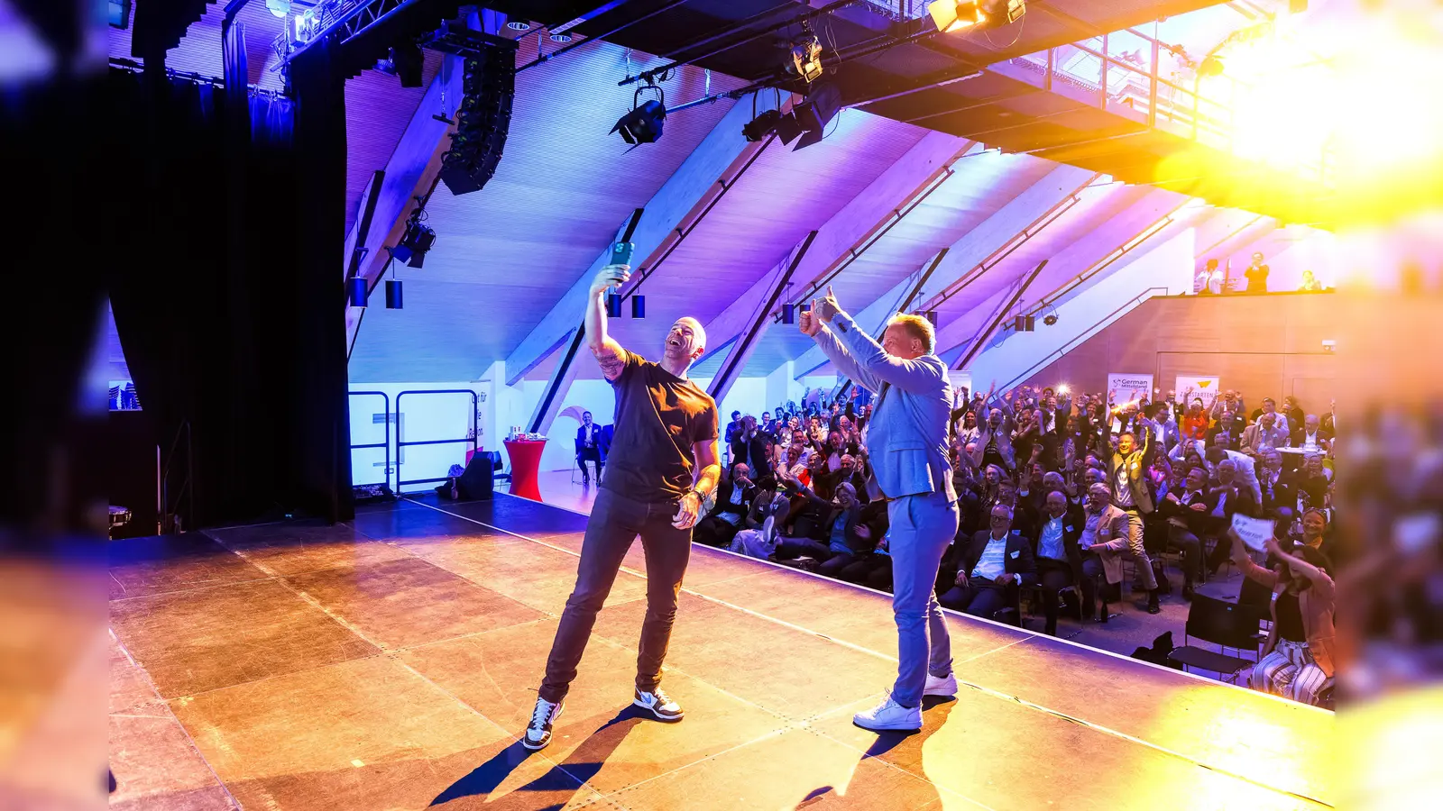 Beim Wirtschaftsempfang 2024 des Landkreises Ebersberg gab es launige Beiträge von Referent Felix Beilharz und Landrat Robert Niedergesäß. (Foto: Hans-Rudolf Schulz)