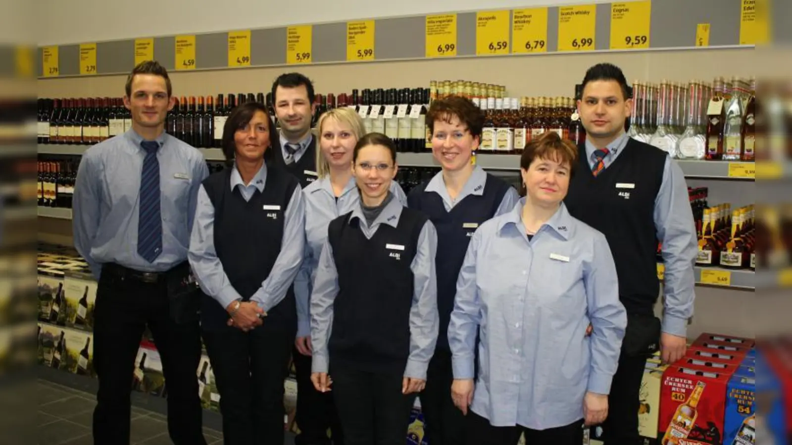Freuen sich auf die Eröffnung der ALDI-Filiale in den Pasing Arcaden am 15. März (v.l.): Filialleiter Benedikt Vogt, Johanna Pfisterer, Ismail Yilmaz, Aldijana Terzic, Bettina Albert, Jana Schober, Liliana Wittye und Cristian Calu. (Foto: sb)