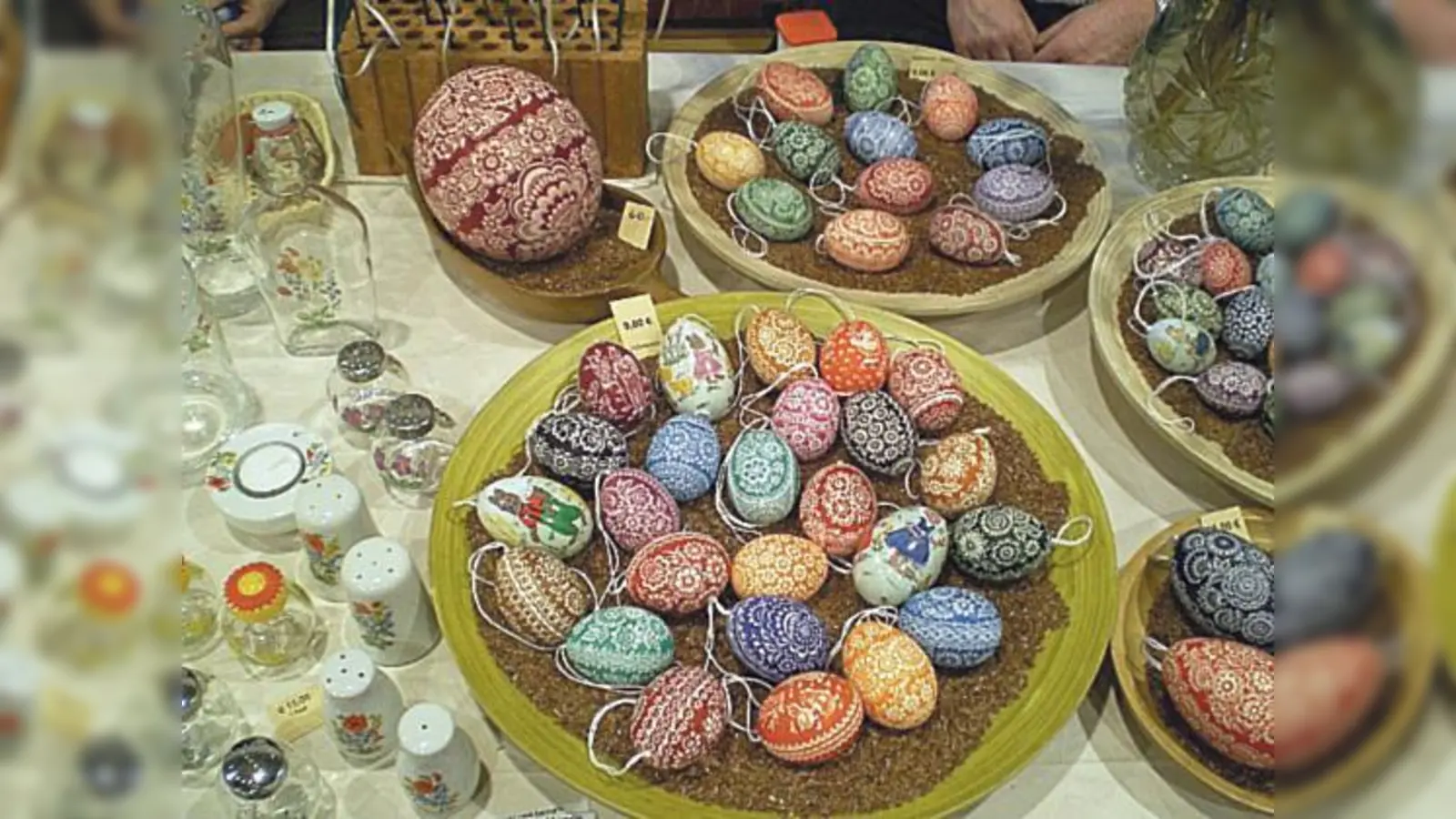 Ostereier in natürlichen Farben machen sich besonders gut an den Palmkätzchenzweigen.  (Foto: VA)