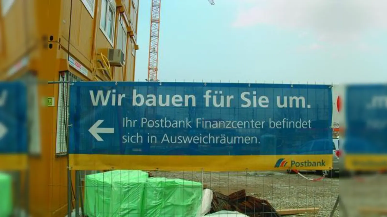 Ist diese Aussage ernst zu nehmen oder hat die Post bereits andere Pläne? Auf einem weiteren Schild ist immerhin von der Neueröffnung 2010 die Rede. (Foto: bb)