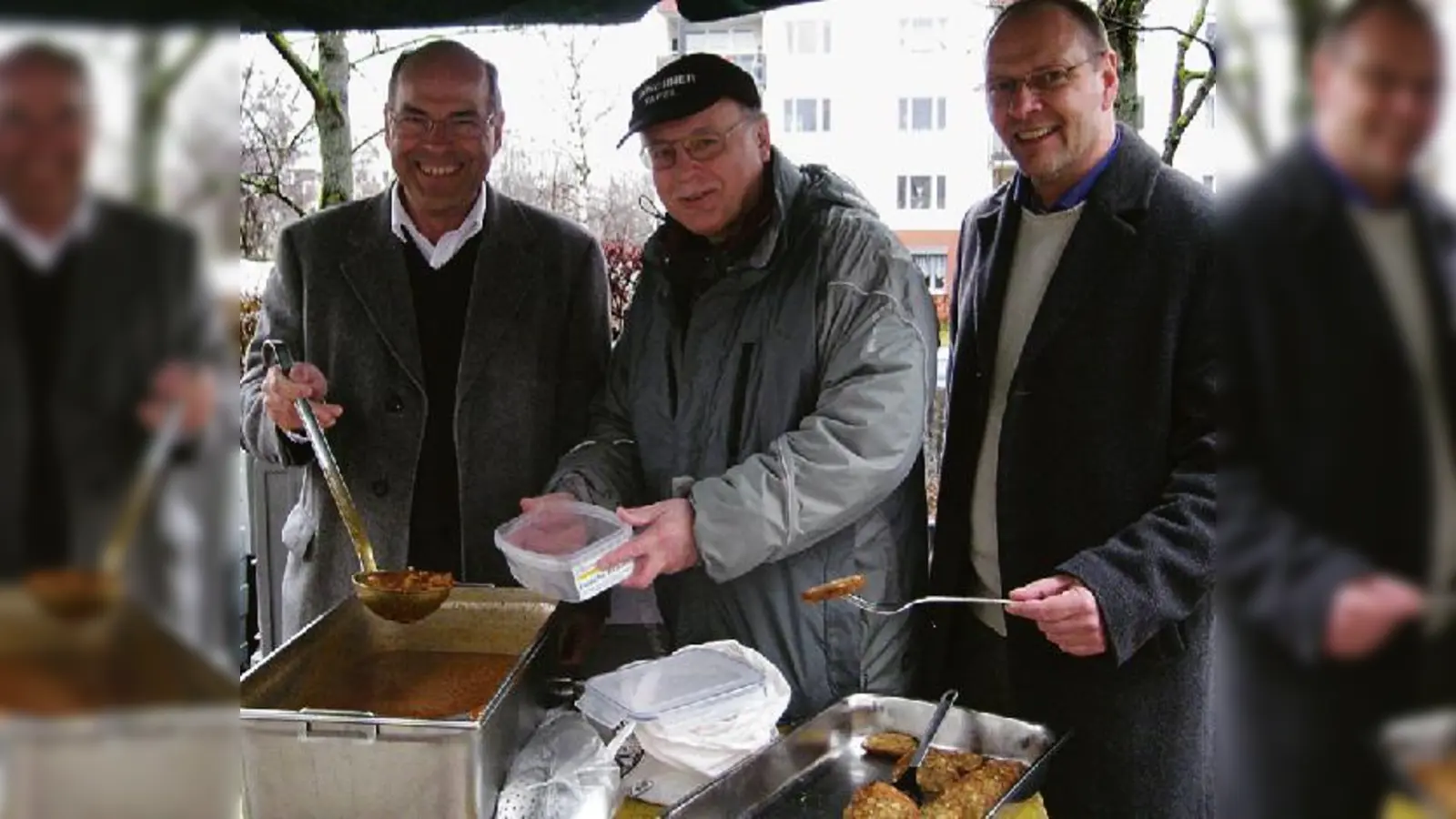 Dr. Udo Scheffel, Horst Schmid und Armin Eisenreich (von links) beim Essen verteilen. Heute auf dem Speiseplan: Gulasch und Brezn-Knödel. 	 (Foto: au)
