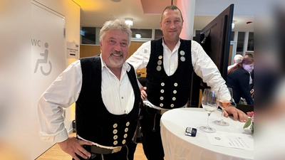 Kreishandwerksmeister Ludwig Gansneder (l.) und der Obermeister der Zimmerer- und Holzbauinnung Starnberg, Leopold Göring warben für das Handwerk. (Foto: pst)