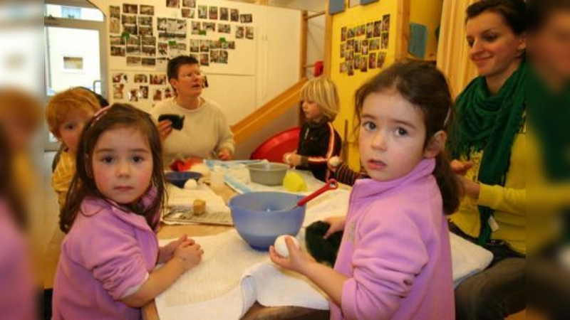 „Das riecht noch nach Schaf.”  Hingebungsvoll filzten die „Topolinos” mit der Agraringenieurin Jutta Thomas (Mitte) und der Praktikantin Sadija Spahic (r.) aus Rohwolle kleine Filzbälle. (Foto: tg)