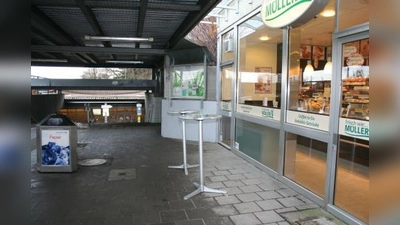 Mit dem Aufzug werden Lebensmittel, zum Beispiel in die Bäckerei am Bahnhof, transportiert. Deswegen hat der BA das Referat für Gesundheit und Umwelt angerufen. (Foto: tg)