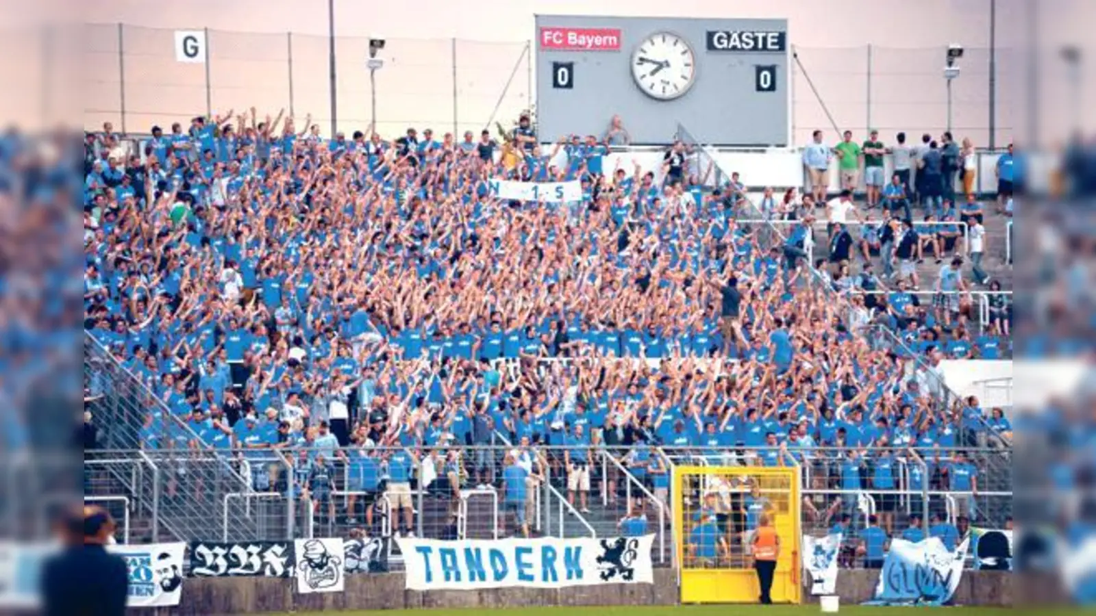 Endlich wieder dahoam: Die Sechzger Fans freuen sich über die Rückkehr ins  Stadion an der Grünwalder Straße und zeigen dabei gerne Flagge.	 (Foto: Schunk)