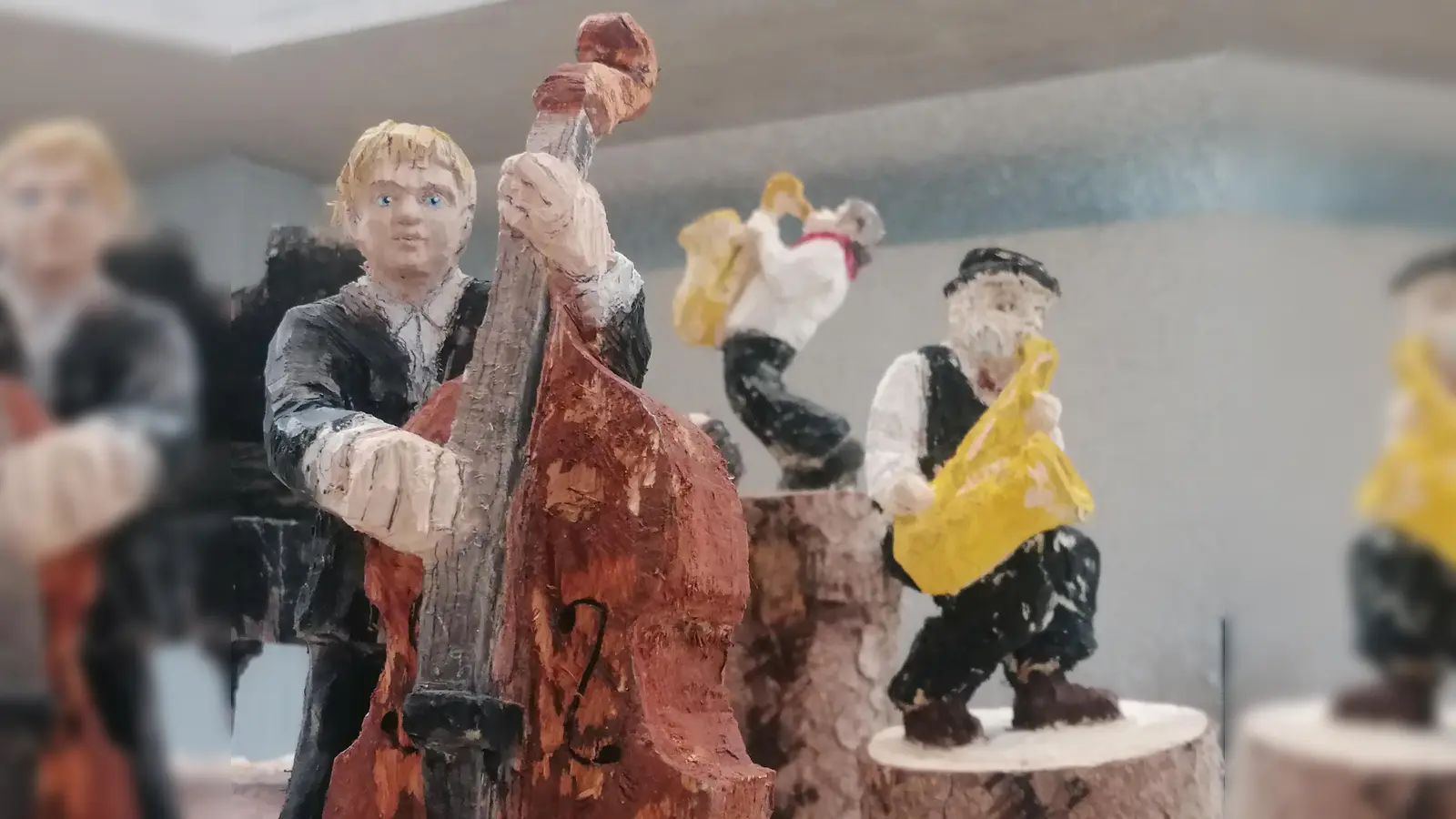 Agnes Holzapfel zeigt eine kleine Gemeinschaft aus geschnitzten Musikerfiguren. (Foto: job)