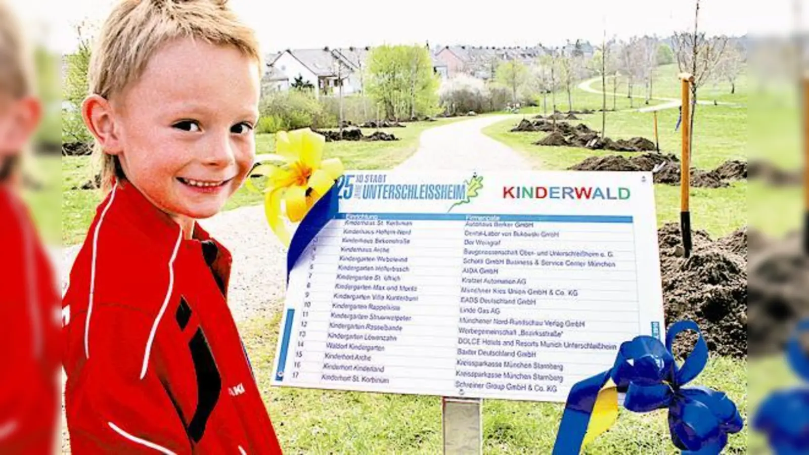 Am Eingang zum Kinderwald kann jeder schnell erkennen, welcher Kindergarten für welchen Baum verantwortlich ist.	 (Fotos: an)