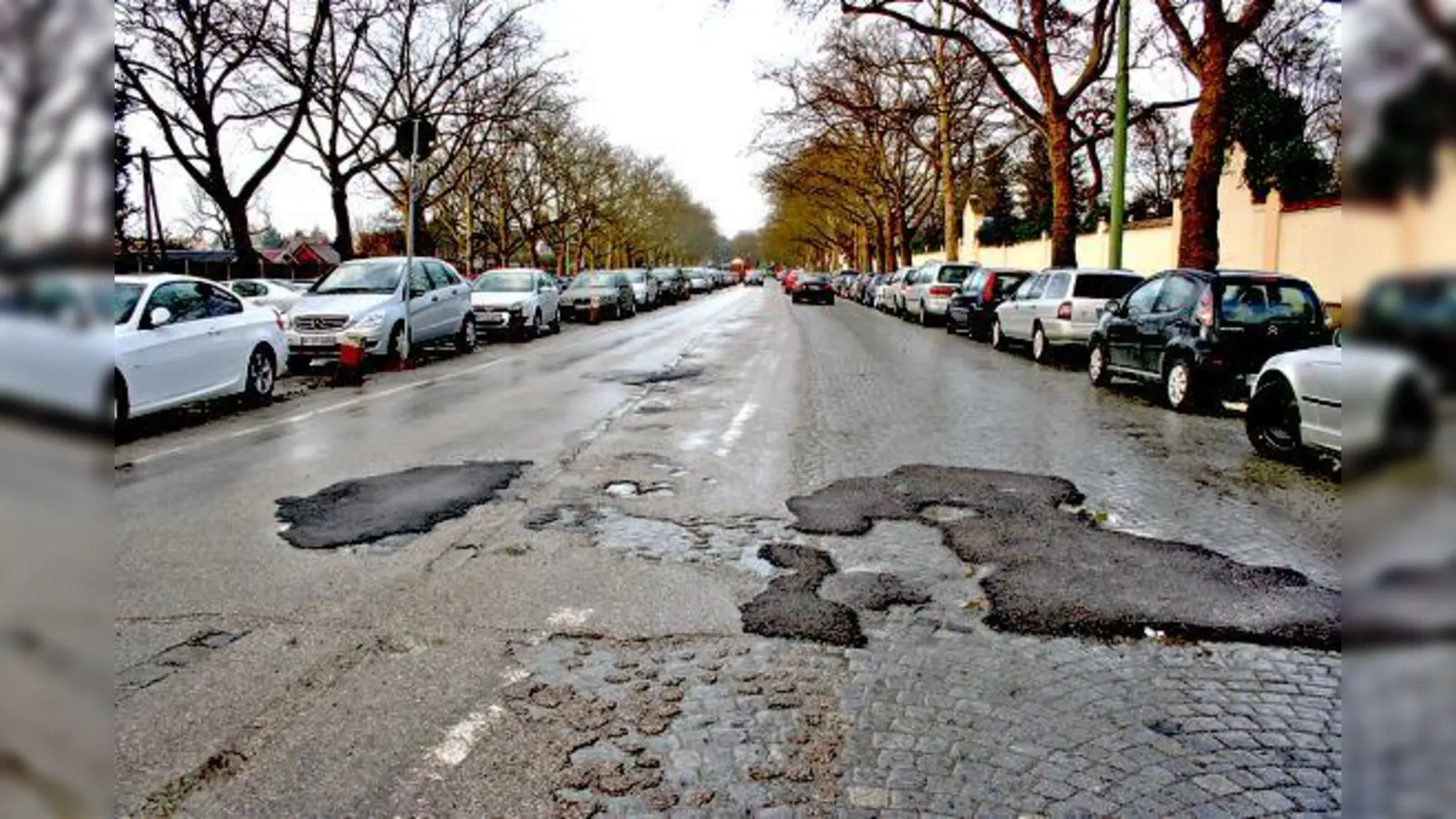 Schlechter Zustand: Risse, Löcher und holprige Stellen zieren die Baldurstraße. 	 (Foto: ws)