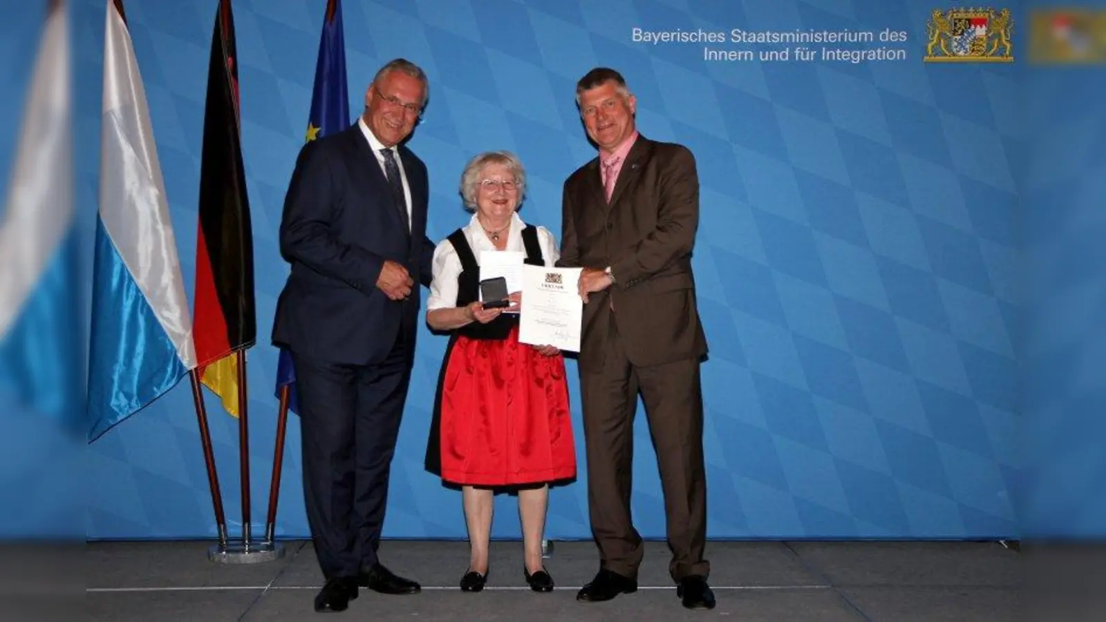 Bayerns Innenminister Joachim Herrmann (links) und Christian Weis (Vorsitzender Blaulicht München e.V.) gemeinsam mit Ingrid Appel, der die Ehrenmedaille „Ehrenamt schafft Sicherheit” verliehen wurde. (Foto: Bayerisches Staatsministerium des Innern und für Integration)