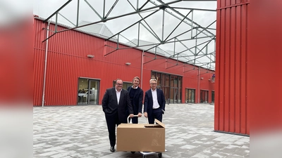 Packen mit an (von links).: Wirtschaftsreferent Clemens Baumgärtner, Stefan Berndt-von Bülow und Stefan Wiegand, Geschäftsführer der Aurelis Region Süd. (Foto: pst)
