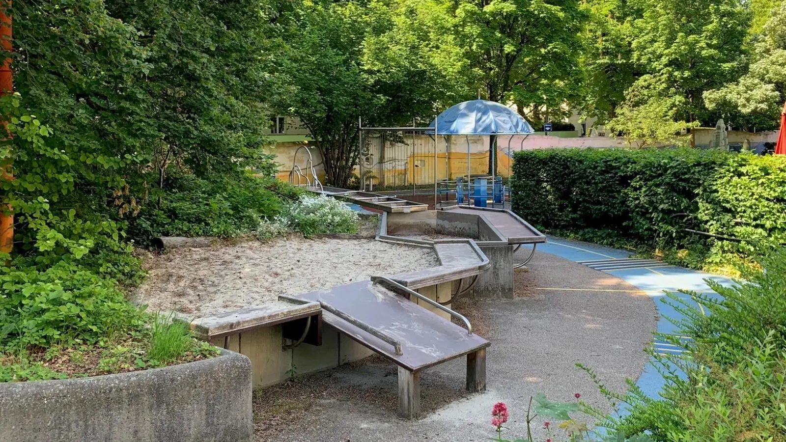 Die Kinder können beim „Tag des offenen Gartens” den inklusiven Spielplatz des Blindeninstituts entdecken. (Foto: Blindeninstitut München)