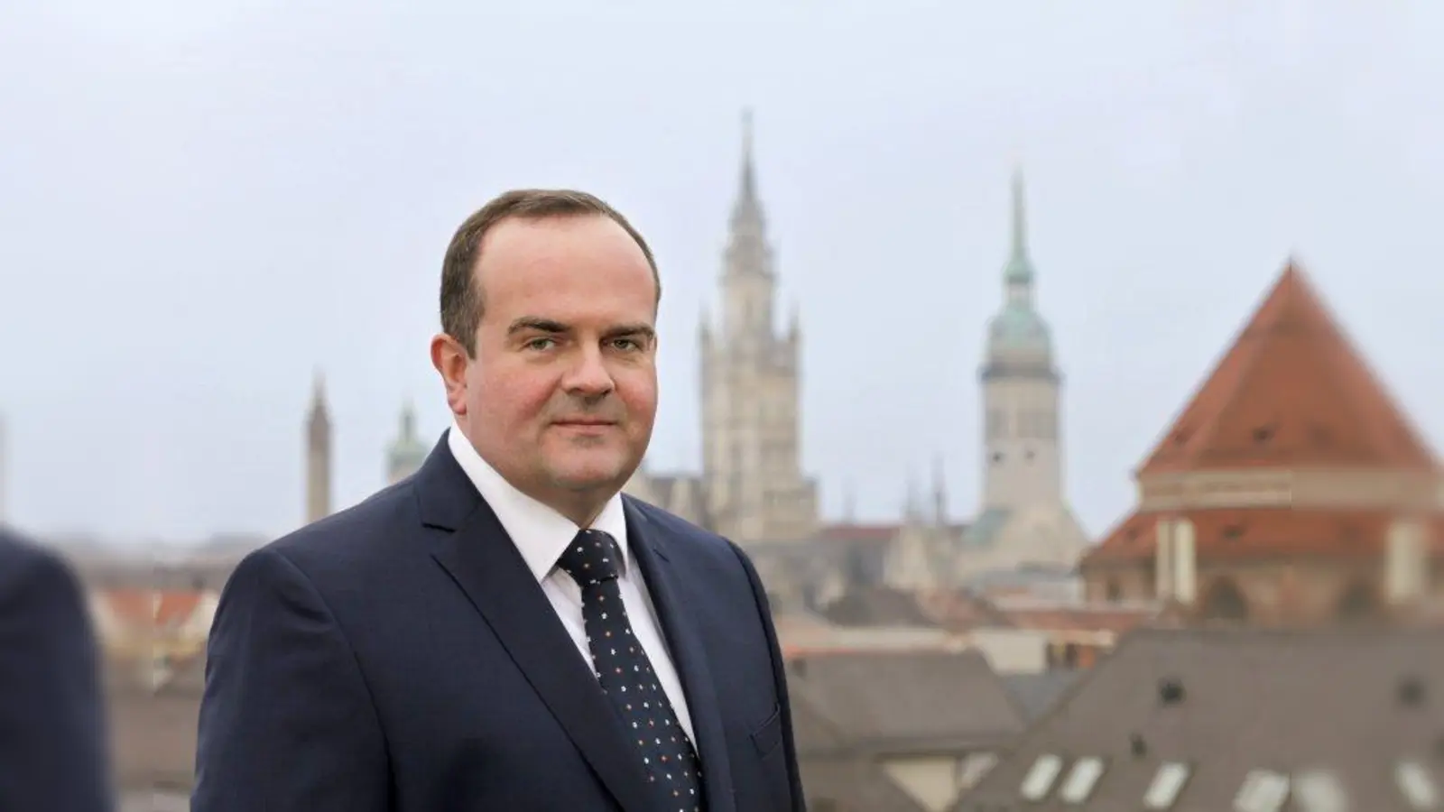 „Wir knüpfen mit den Projekten ein engmaschiges Unterstützungsnetz und stärken Jugendliche in der dualen Ausbildung”: Clemens Baumgärtner ist Referent für Arbeit und Wirtschaft der Landeshauptstadt München. (Foto: RAW)