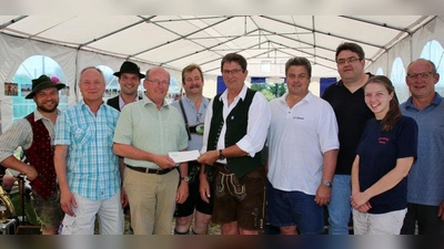 Sie feierten gemeinsam das 10-jährige Bestehen, v.l.: Martin Monn (Trachtenverein Lüßbachtaler), Helmut Schulz (Bachhauser Blasmusik), Stefan Monn (FFW Höhenrain), Bürgermeister Ruppert Monn, Helmut Moosburger (Schützenverein Enzian), Gerald Urban (EC Höhenrain), Joachim Swatosch (FSV Höhenrain), Thomas Hess (TC Berg), Kathrin Misselwitz (FFW Berg) und Franz Schmid (SSV Pöcking). (Foto: Hans-Peter Höck)