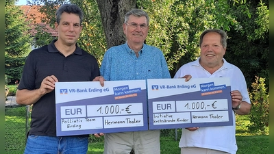 Zwei dicke Spendenschecks in Höhe von jeweils 1.000 Euro überreichte Jubilar Hermann Thaler an Steffen Ziener vom Palliativteam Erding (l.) sowie an Thomas Stemmber von der Kinderkrebshilfe (r.).  (Foto: Privat)