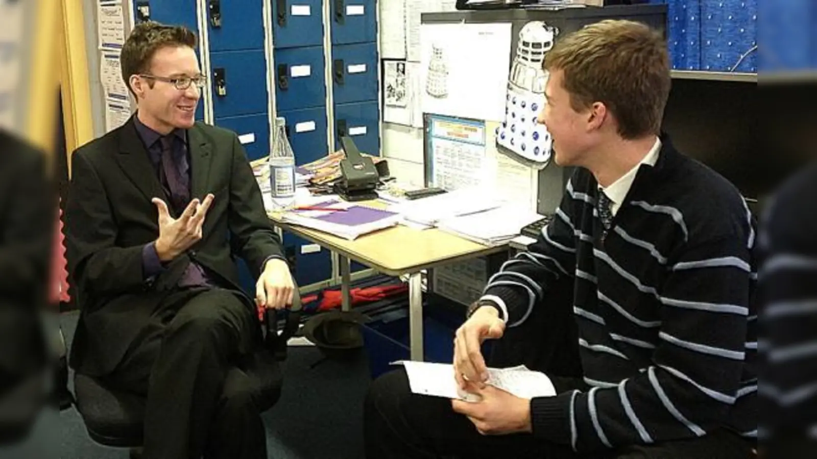Ein Lehrer, den die Schüler an der Heysham High School sehr schätzen:  Michael Day, hier im Gespräch mit Philipp von der Wippel.		 (Foto: phil)