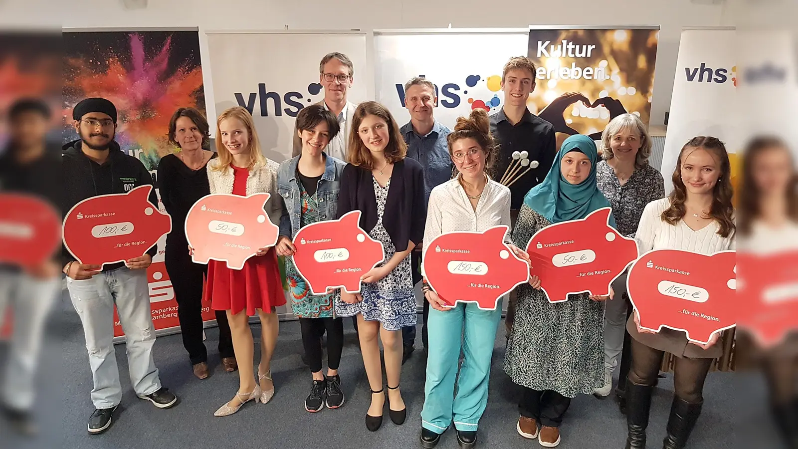 Bei der Preisverleihung: Armanpreet Singh (2. Preis), Juliane Breinl (Juryleitung), Jana Bessler (3. Preis), Lucia Mayer (2. Preis), Stephan Bobe (vhs), Viola Schickinger (2. Preis), René Kind (Kreissparkasse), Anjella Widder (1. Preis), Filip Vojta (Marimba), Habiba Elrady (3. Preis), Anja Rahimpour (vhs) und Janina Beitel (1. Preis) (v.l.). (Foto: vhs Vaterstetten)