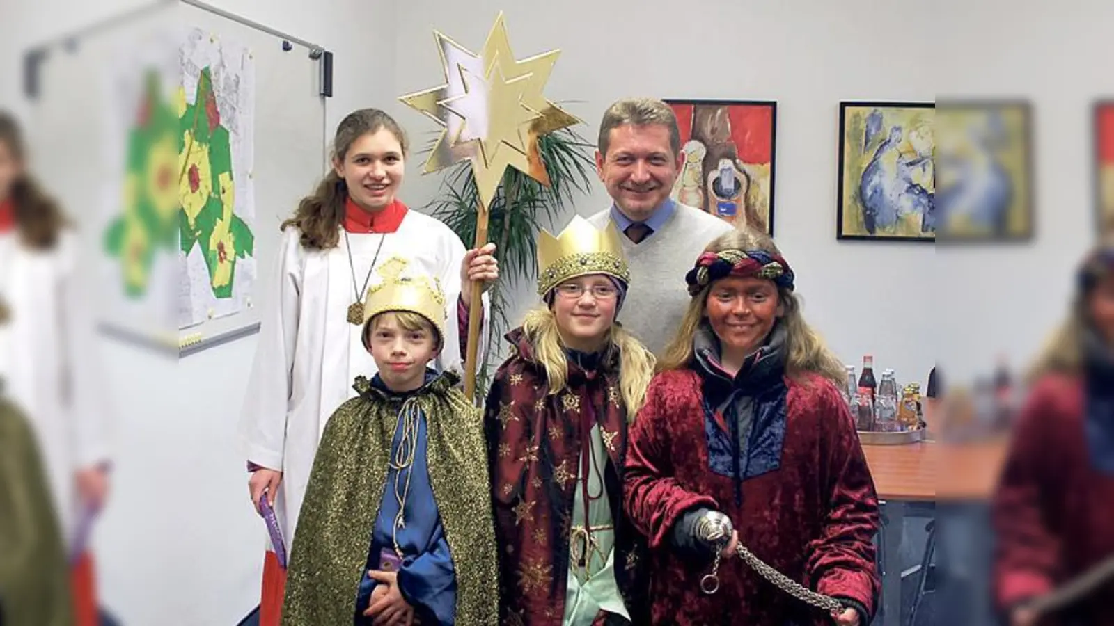 Bürgermeister Klaus Korneder freute sich über den Besuch der kostümierten Kinder.	 (Foto: VA)