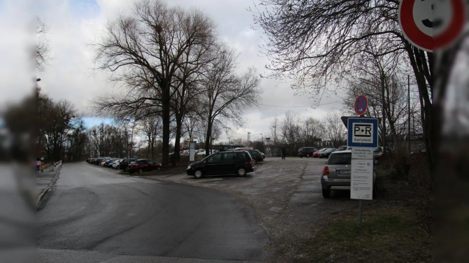 Geht es nach Plänen der Landeshauptstadt München, dann soll am Karlsfelder S-Bahnhof ein Park &amp; Ride-Parkhaus entstehen. (Foto: sb)