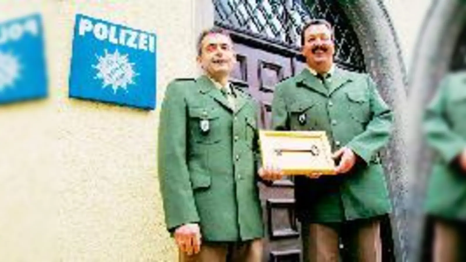 Er soll für das alte Eisentor an der Wache Am Neudeck passen: Symbolisch übergibt Thomas Kuhn (links) den schmucken Schlüssel für die Polizeidienststelle 21 an seinen Nachfolger Peter Sondermeier. 	 (Foto: ms)