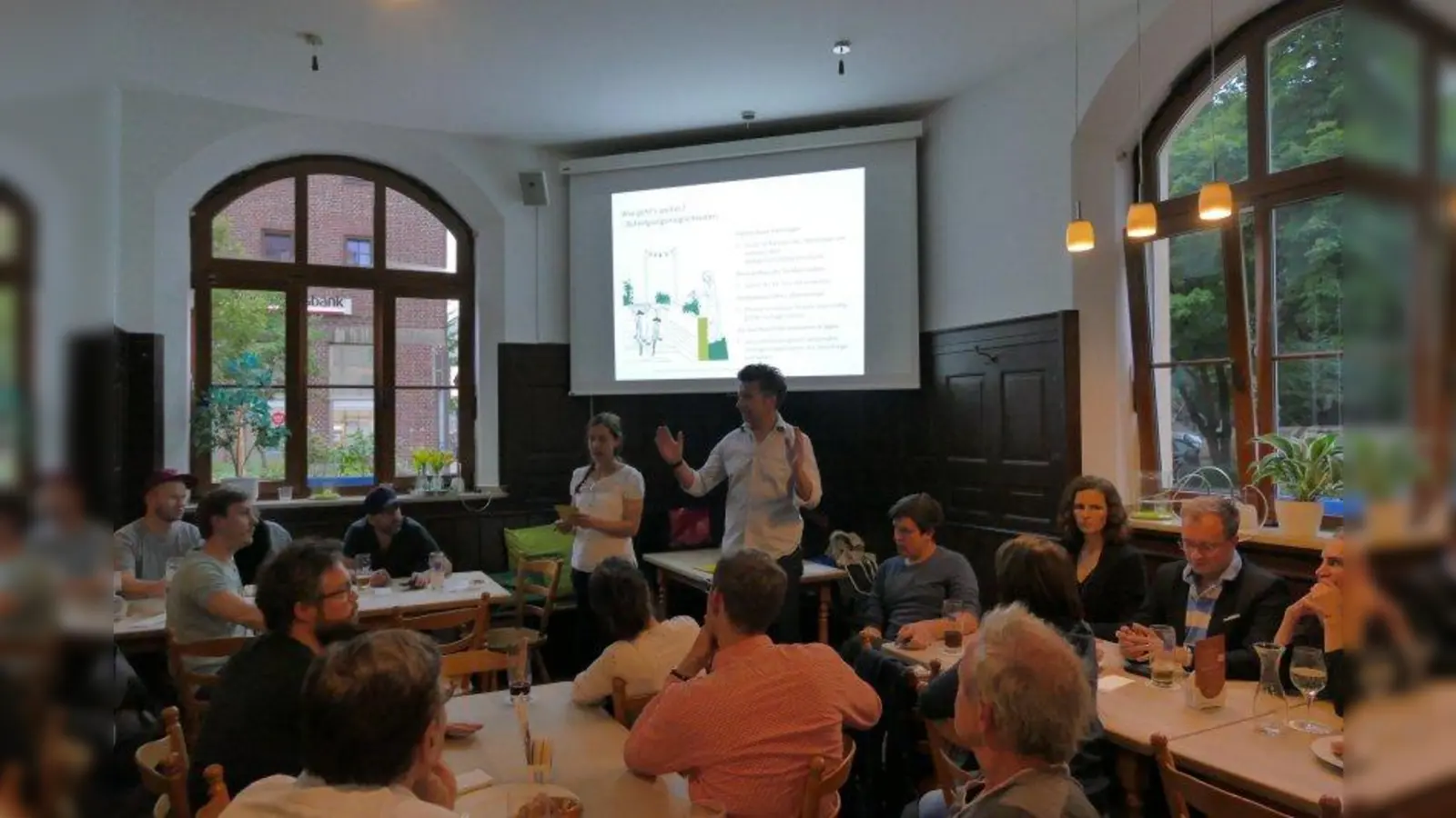 Silvia Gonzalez von Green City und Heinz Grünberger vom Baureferat sowie Mitglieder des Bezirksausschusses sprachen mit den Bürgern über das geplante Pilotprojekt Parklets. (Foto: ds)