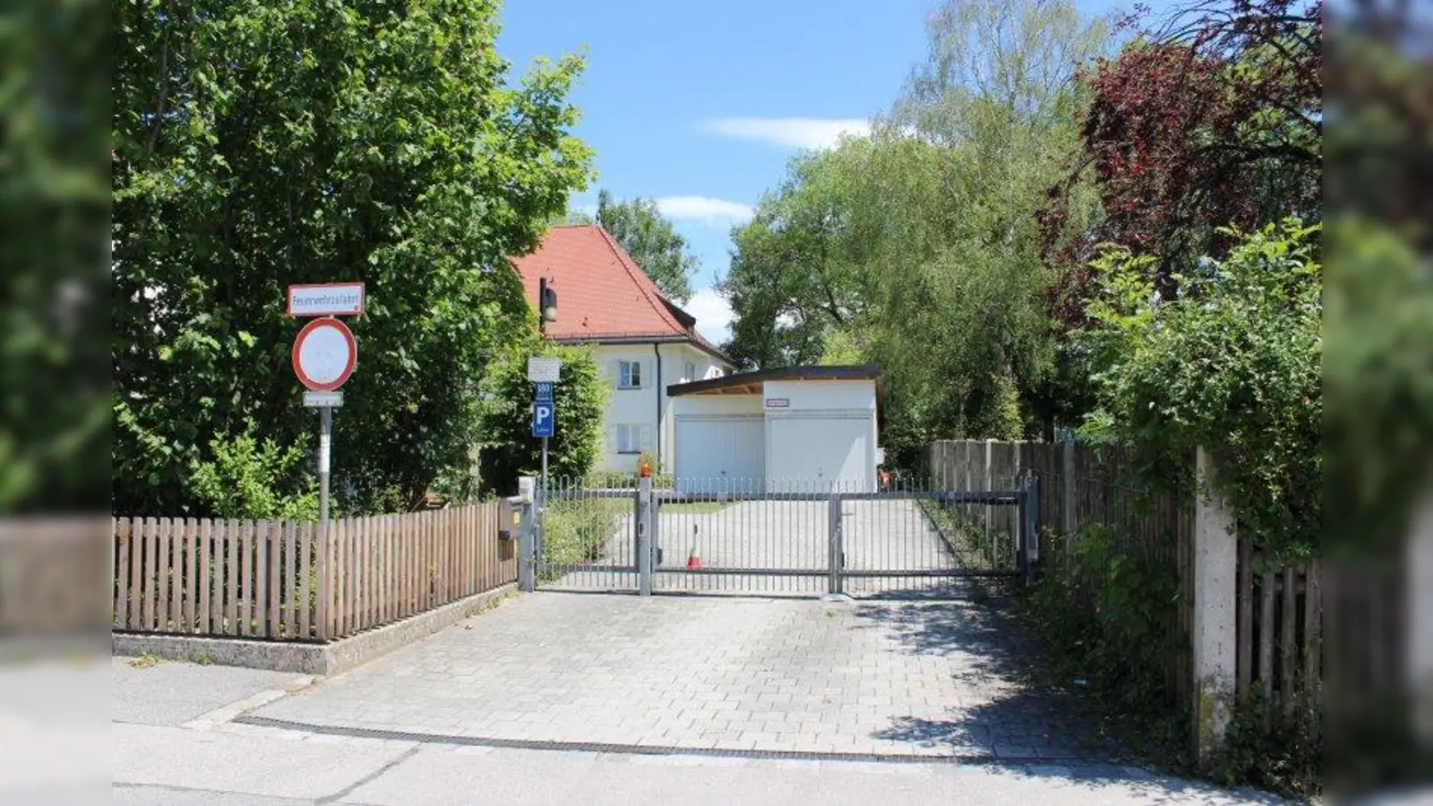 Bleibt geschlossen, zumindest für die Besucher der Kirche und des Friedhofs: der Parkplatz der Grundschule an der Eversbuschstraße. (Foto: sb)
