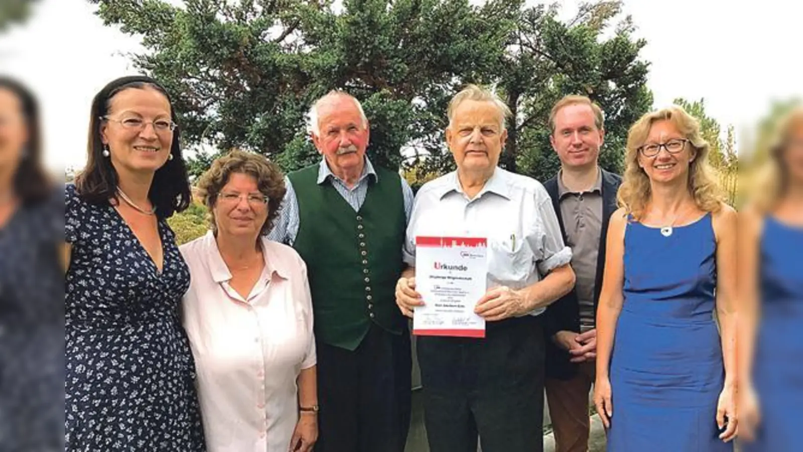 Geehrt wurden Renate Messinger (2. von links), Adalbert Zohr (mit Urkunde) und Bettina Messinger (links). (Foto: Verein)