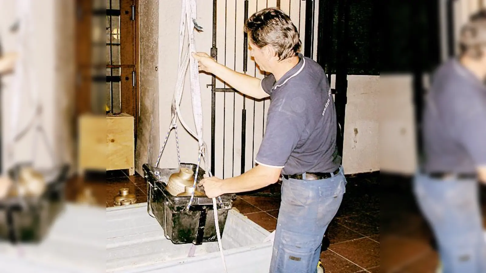 Letzte Woche wurden in Mariahilf über 50 Glocken mit einem Kran in den Turm hoch gezogen.  (Foto: Privat)