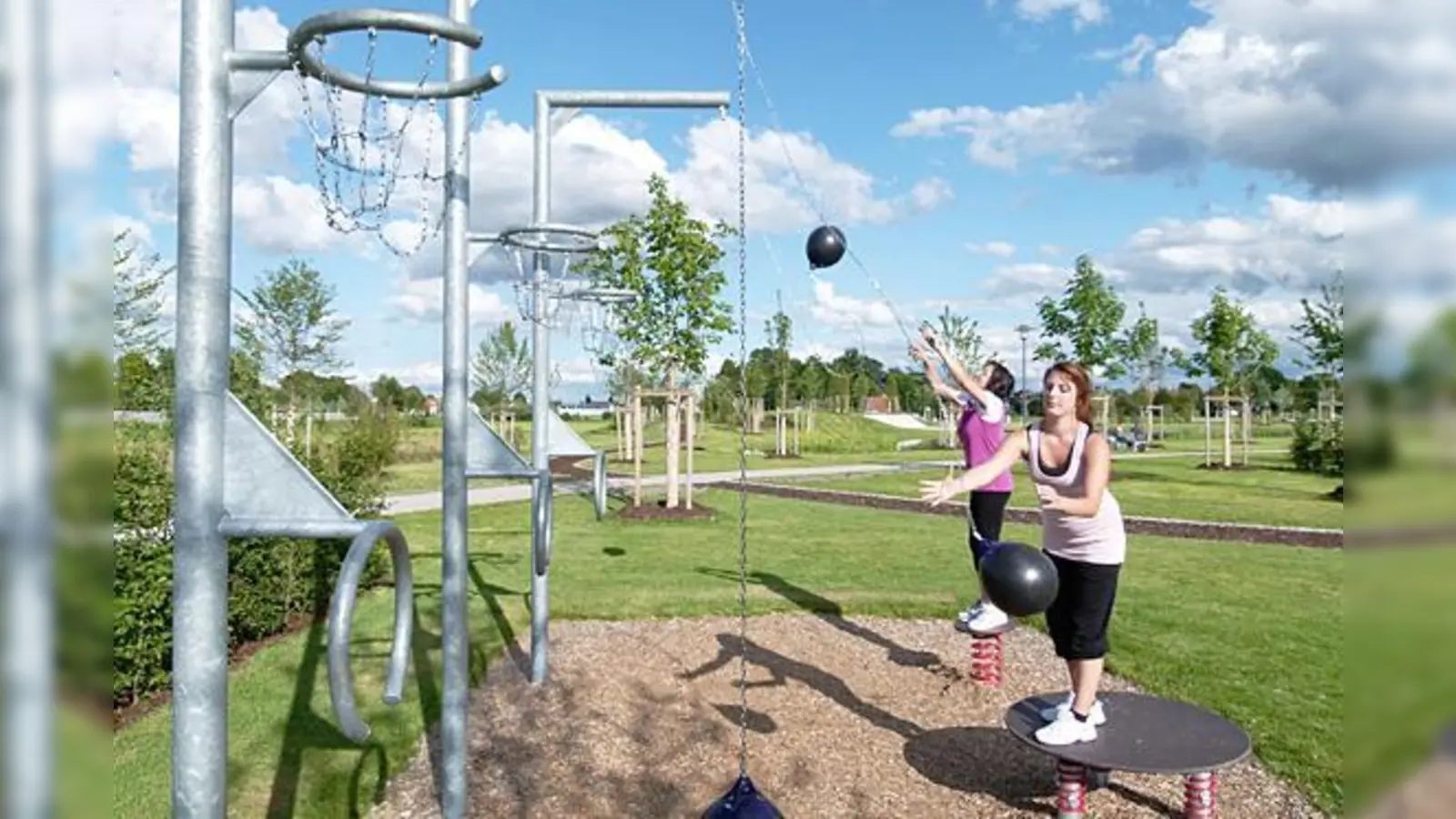 Sarah (rechts) und ihre Mutter Anita Hempel wohnen seit einem Jahr in Hallbergmoos und sind begeistert vom Sportpark.  (Foto: bb)