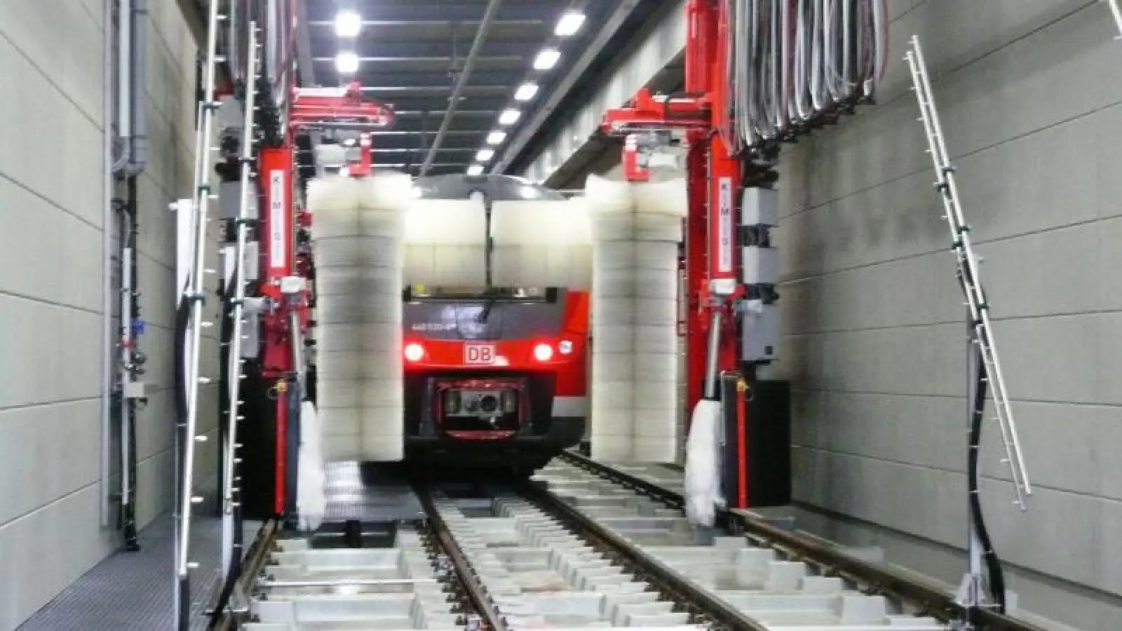 In der neuen Reinigungsanlage können täglich bis zu 150 Reisezugwagen oder 17 Regionaltriebzüge außen gereinigt werden. (Foto: DB AG)