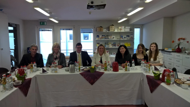 Staatsministerin Kerstin Schreyer (4. v. li.) sah sich die Arbeit im Frauenhaus an und informierte sich im Anschluss in persönlichen Gesprächen mit Landrat Martin Bayerstorfer (3. v. li.) und Staatsministerin a.D. Ulrike Scharf, MdL (2. v. li.) und der Hausleitung über die Situation. (Foto: VA)