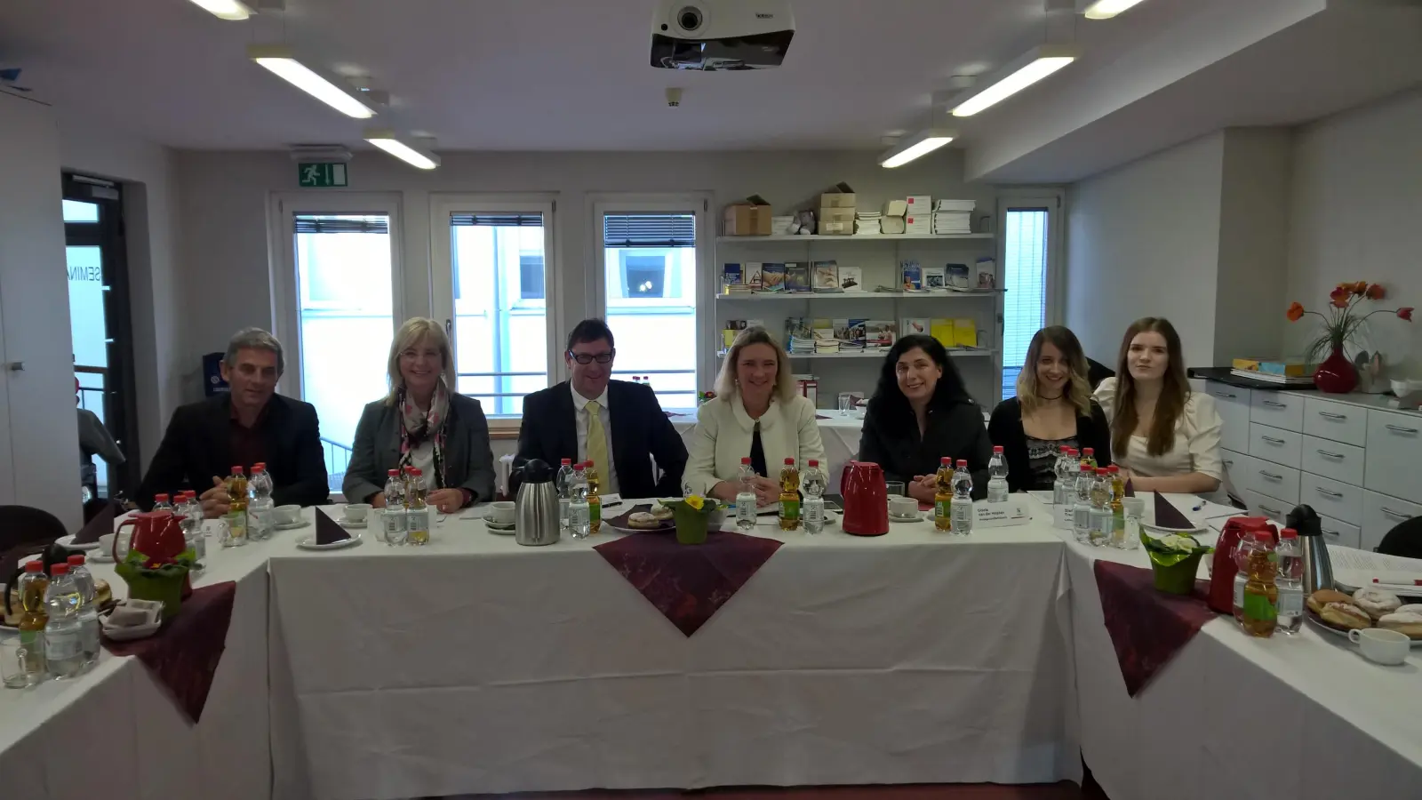 Staatsministerin Kerstin Schreyer (4. v. li.) sah sich die Arbeit im Frauenhaus an und informierte sich im Anschluss in persönlichen Gesprächen mit Landrat Martin Bayerstorfer (3. v. li.) und Staatsministerin a.D. Ulrike Scharf, MdL (2. v. li.) und der Hausleitung über die Situation. (Foto: VA)