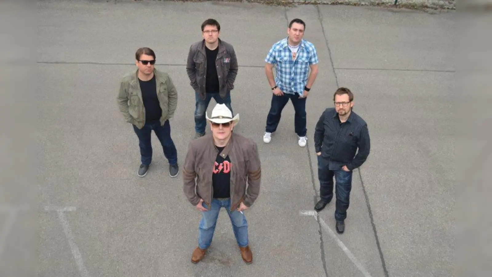 Die Münchner Band „Surgical Spirit”: Unter Unplugged verstehen die Jungs, auch mal die Mandoline, das Waschbrett oder die Bongos auszupacken. (Foto: pi)
