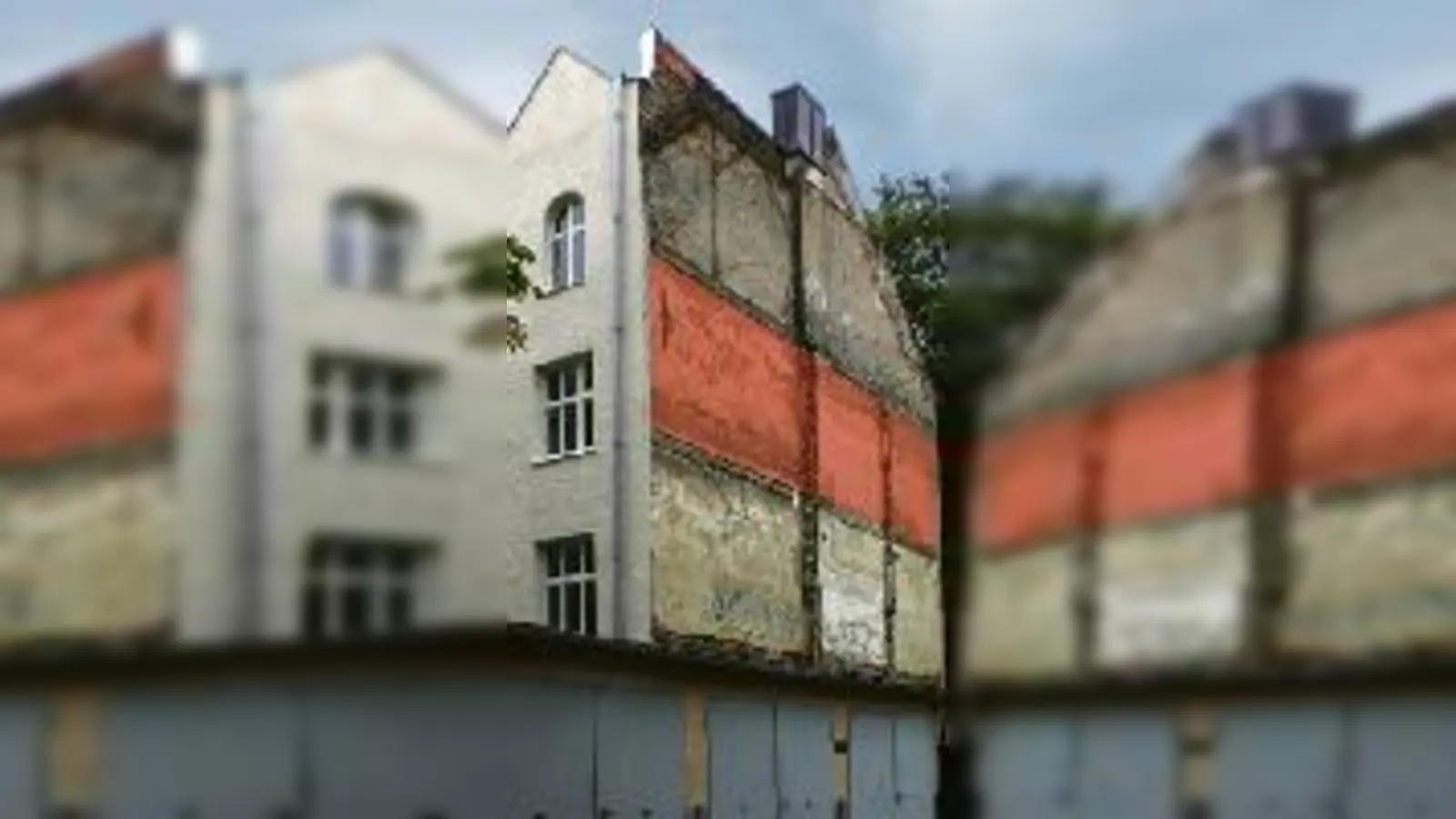 Fundort Hinterhof Ainmillerstraße 32: Im zweiten Stock sind drei Zimmerwände der Klee-Wohnung zu erkennen.  (Fotos: VA)