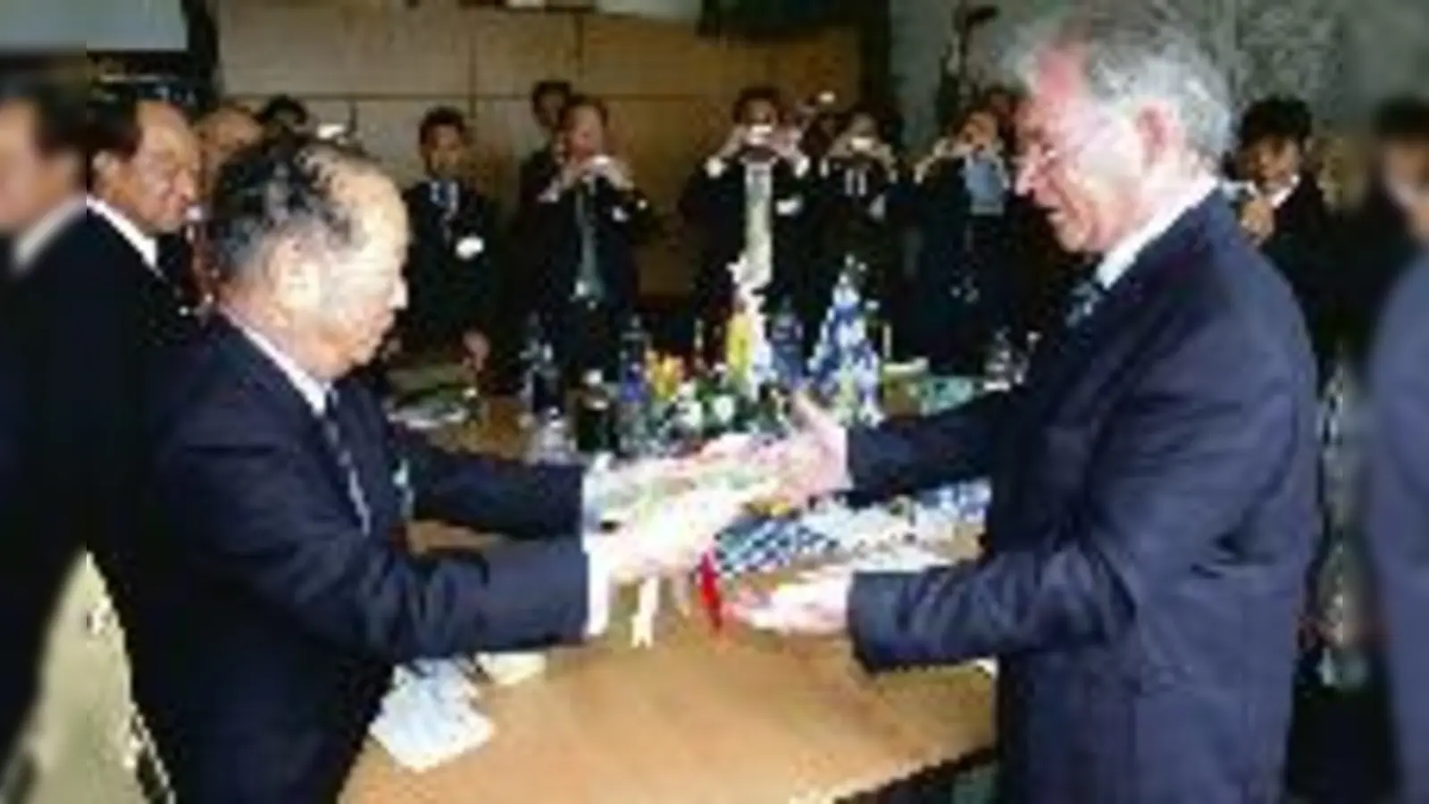 Bürgermeister Saburo Yamashita überreicht Dr. Rainer Großmann ein Gastgeschenk. Sowas muss natürlich im Bild festgehalten werden  nicht nur für die Münchener Nord-Rundschau.  (Foto: cr)