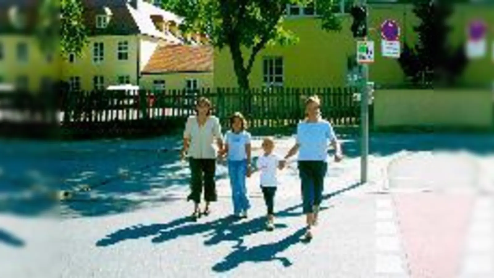 Paula Sippl, Ina Kubitscheck, Katrin und Andrea Kubitscheck proben Katrins Schulweg (von links).	 (Foto: sk)