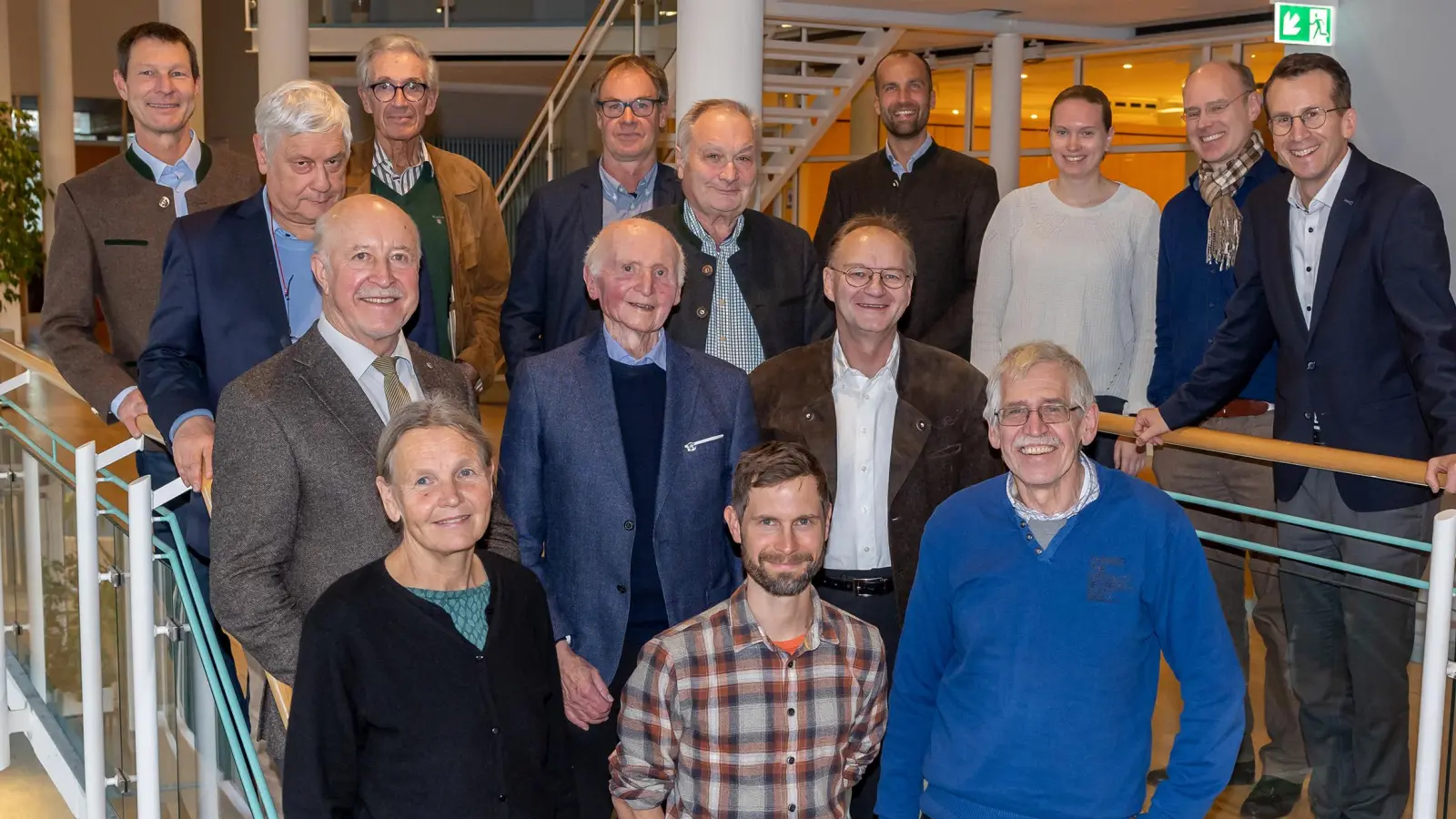 Landrat Stefan Frey begrüßte mit Dieter Brandstetter und Lisa Anthonisen (Untere Naturschutzbehörde) sowie Geschäftsbereichsleiter Dr. Christopher Kühner (v.r.) den Naturschutzbeirat für die neue Amtsperiode (v.l. oben) Christian Wagner, Burkhard Quinger, Dr. Mathias von Lukowicz, Wilhelm Seerieder, Hans Otto, Georg Zankl, Dr. Helene Falk, Claudius Birke und Stefan Schilling. Verabschiedet wurden Martin Fink und Horst Guckelsberger (2. Reihe v.l.)<br>  (Foto: Landratsamt Starnberg)