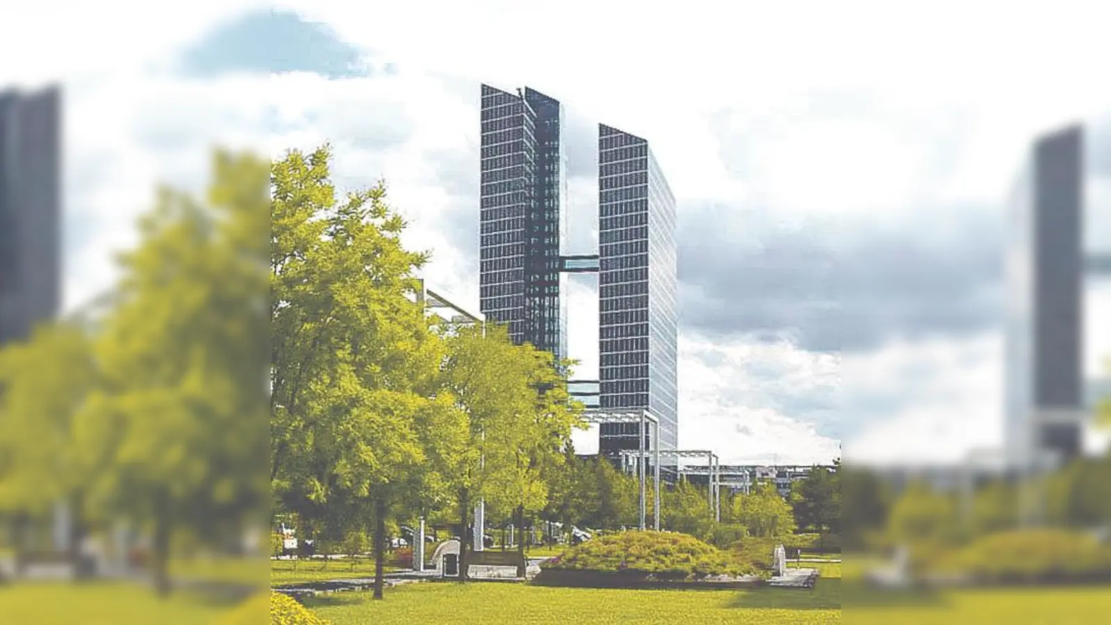 Einer der Blickpunkte in der Parkstadt Schwabing: Die Highlight Towers. Der »Zentrale Park« sorgt für viel Grün.	  (Foto: Archiv)