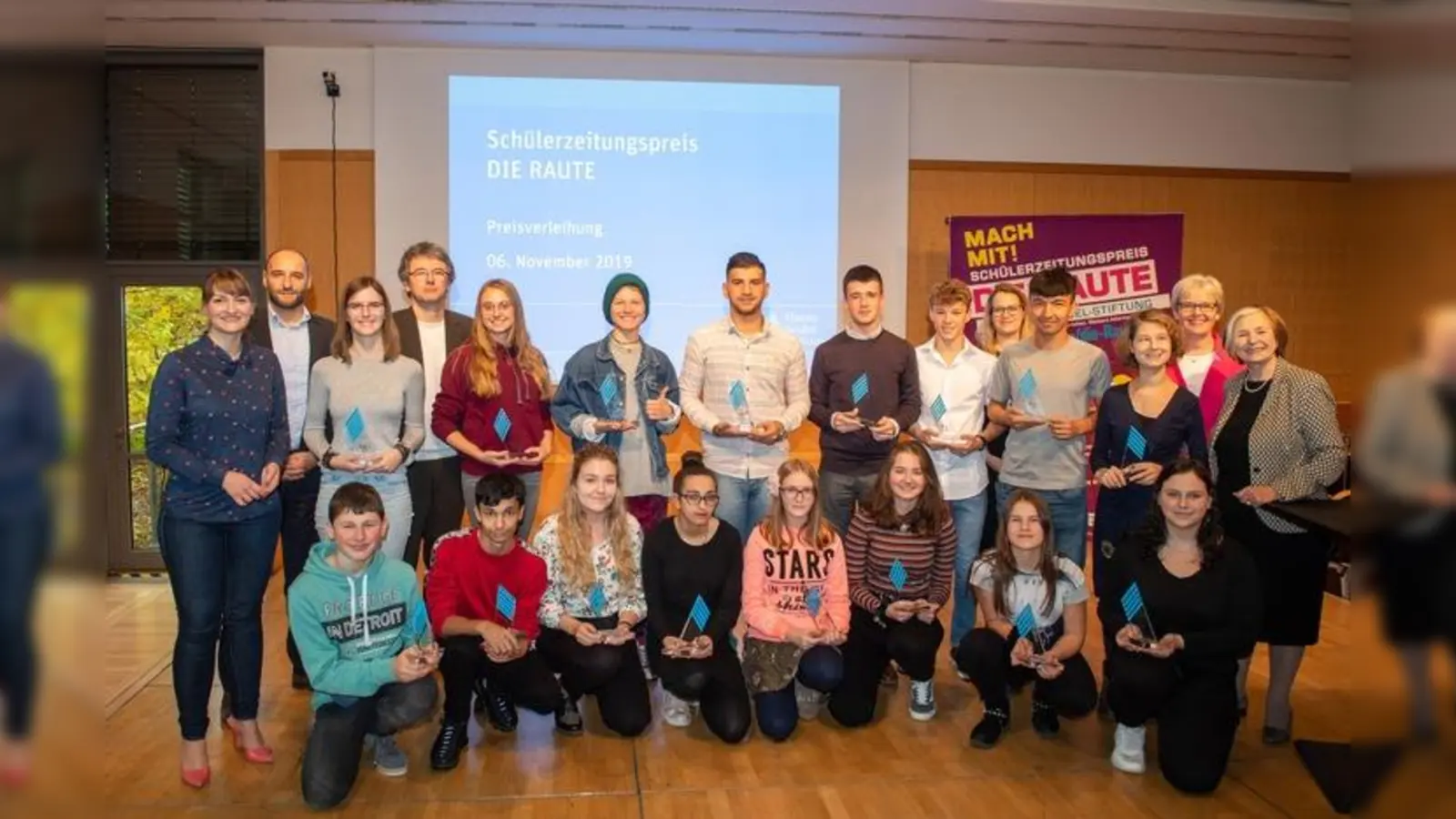 Redakteur der 17 besten bayerischen Schülerzeitungen freuen sich über „Die Raute” zusammen mit Digitalministerin Judith Gerlach (links) und Stiftungsvorsitzender Professorin Ursula Männle (rechts). (Foto: HSS)