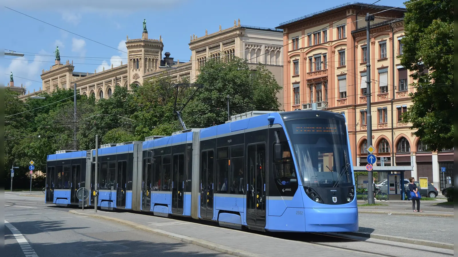 Einen Korso mit verschidenen Trambahnmodellen kann man am Samstag sehen. Im Bild eine Avenio TZ 2502, hier in der Maximilianstraße. (Foto: MVG, Wolfgang Wellige)
