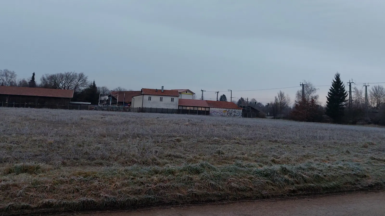 Zwischen der Marienburger Straße und der Bahntrasse entsteht ein neues Wohngebiet. Derzeit wird das Areal landwirtschaftlich und gewerblich genutzt. (Archivbild: bas)