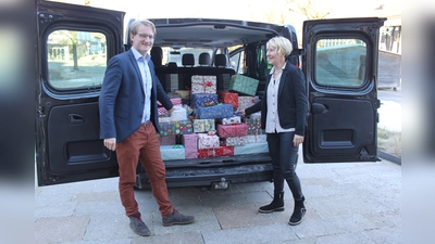 Bürgermeister Sebastian Thaler und Personalratsvorsitzende Simone Fottner mit den vielen Päckchen, die Echinger Bürger gespendet haben.  (Foto: Gemeinde Eching)