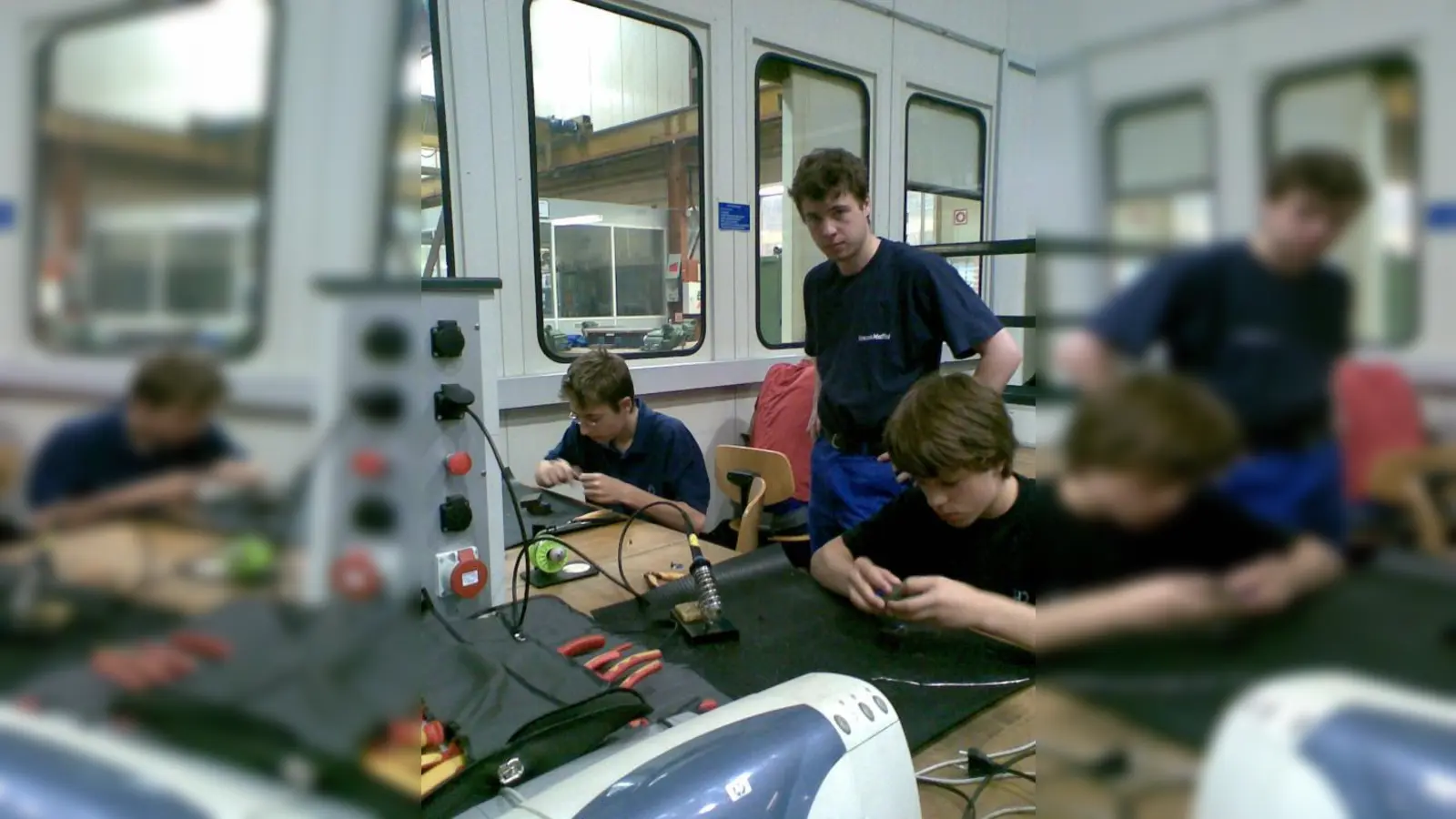 Im Rahmen der vertieften Berufsorientierung konnten Schüler der Franz-Nißl-Hauptschule die Berufe Zerspanungsmechaniker und Elektroniker kennen lernen. (Foto: pi)