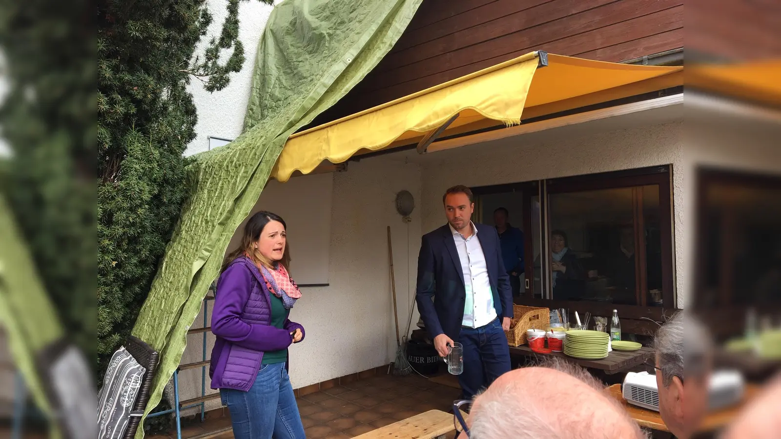 Besichtigung der Fotovoltaikanlage und der Heizungsanlage mit Vortrag im Garten. (Foto: VA)