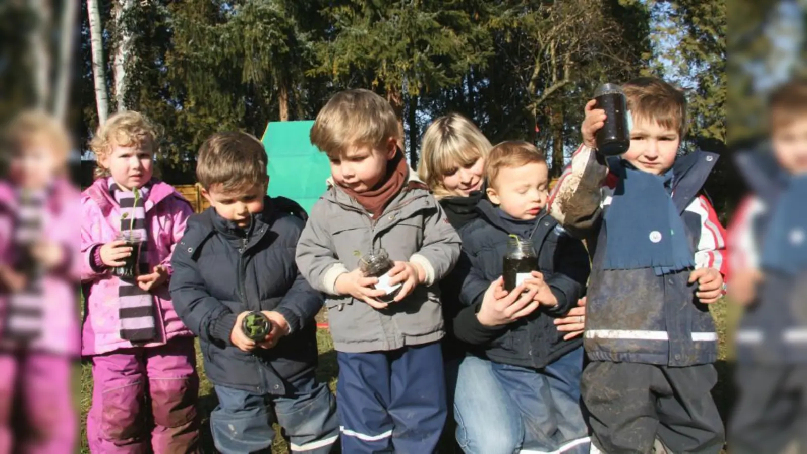 Stolzer Biologennachwuchs: Zum Thema „Elemente“ brachten die „Kleinen Strolche“ in Gräfelfing Bohnensamen in die Erde und bestaunten die Pflanzlinge. (Foto: US)