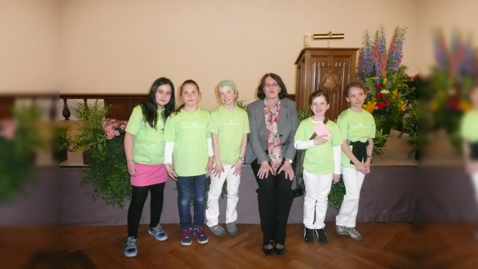 Bürgermeisterin Christine Strobl mit den Leseratten aus der Gilmschule. (Foto: Sch)