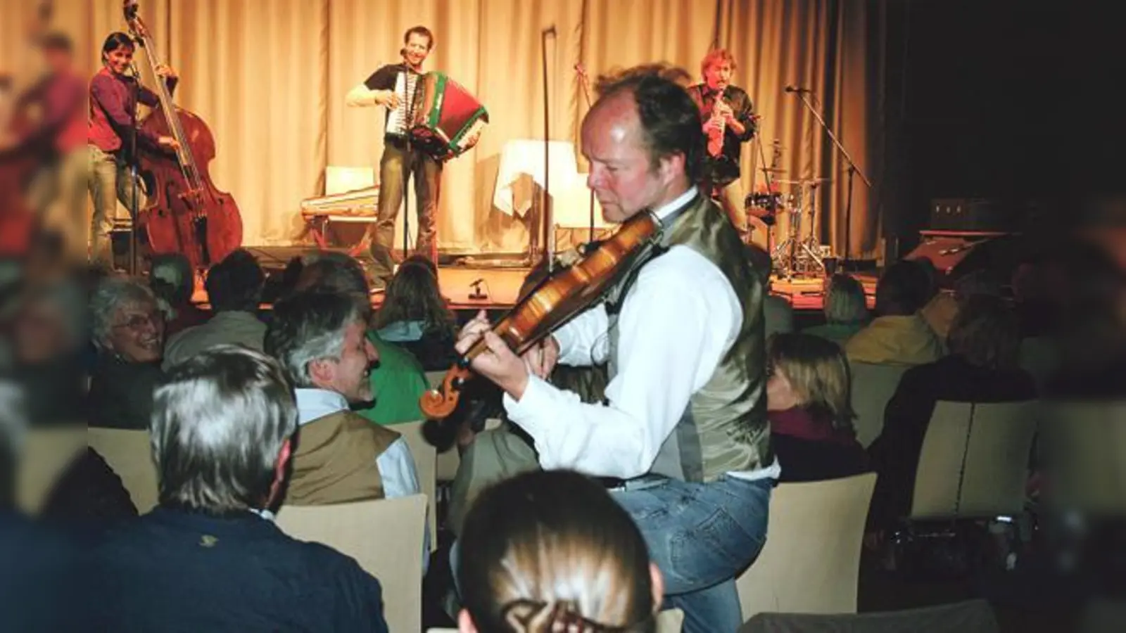 Die Monaco Bagage brachte im Kulturhaus Milbertshofen mit Bayern-Ethno und Rock-Musik den Saal zum Beben.	 (Foto: Wally Schmidt)