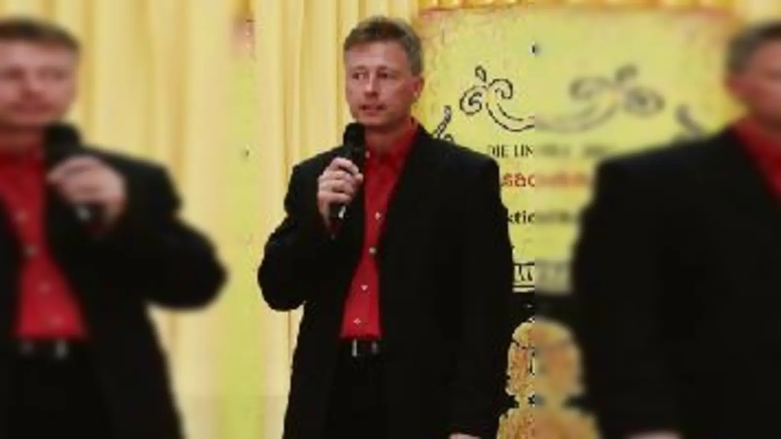 Günther Frohnauer, Vorsitzender der »Linie 1«, auf der Präsentation von »Moosach macht Oper« im Olympia-Einkaufszentrum.  (Foto: VA)