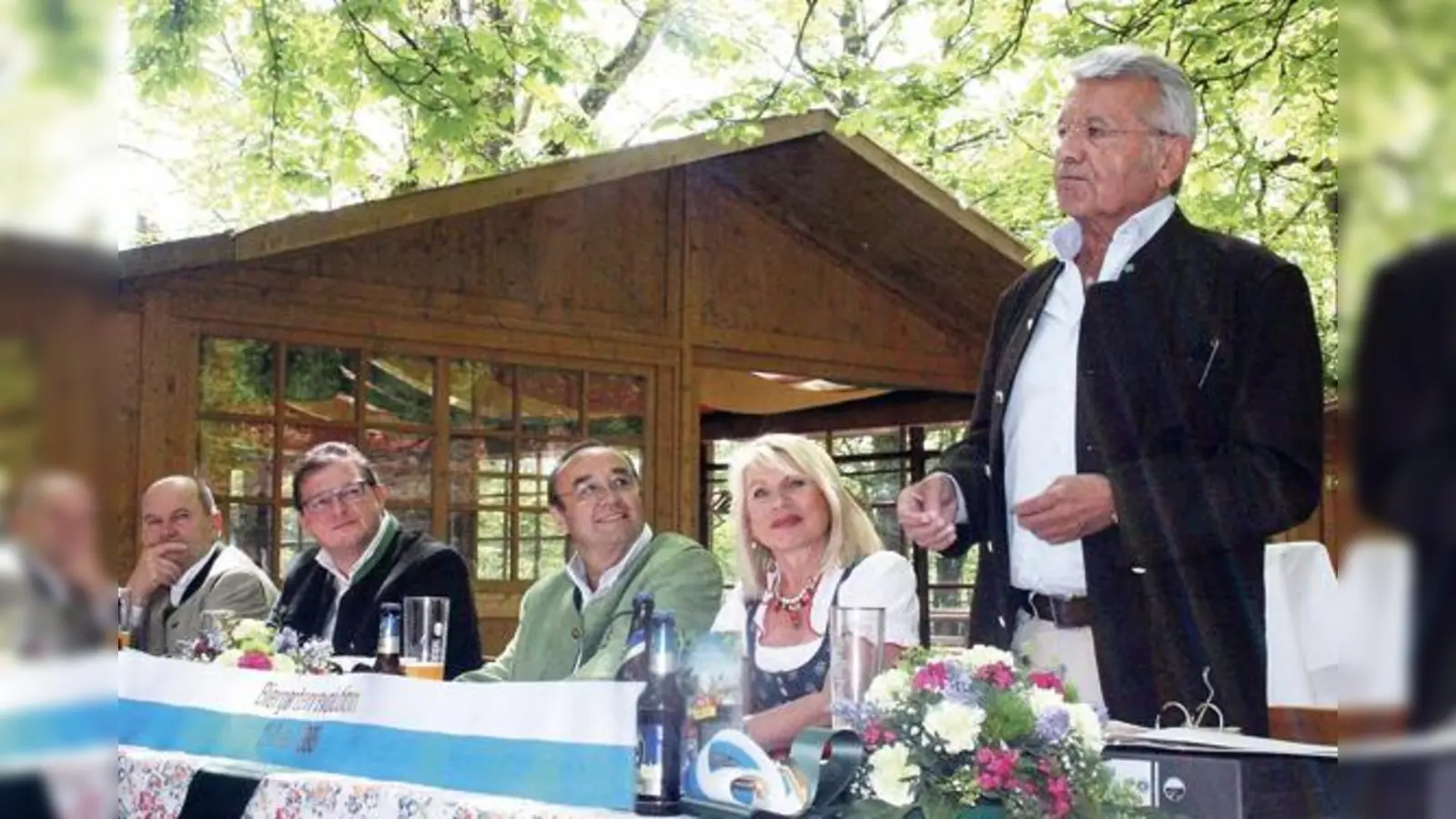 Manfred Schauer (r.) erinnerte in der Waldwirtschaft Groß- hesselohe gemeinsam mit den anderen Initiatoren an die Biergartenrevolution vom 12. Mai 1995.	 (Foto: ch)