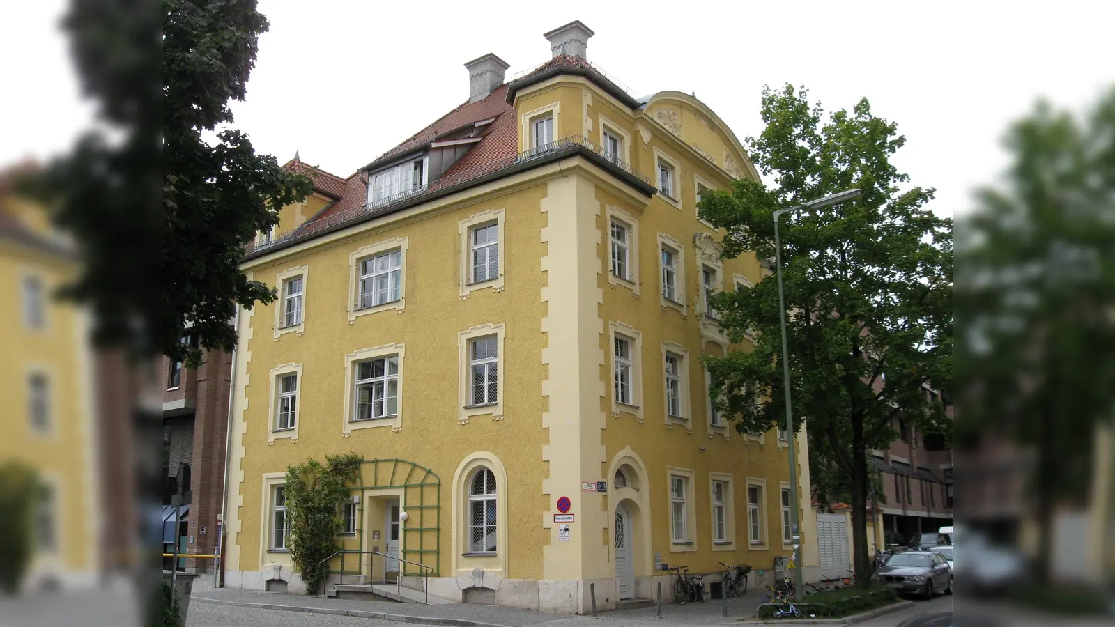 Die Städtische Kinderkrippe in der Kellerstraße ist in der ehemaligen Feuerwache 5 untergebracht. Die denkmalgeschützte Villa liegt direkt am Gasteig. (Foto: Rufus46, CC BY-SA 3.0)