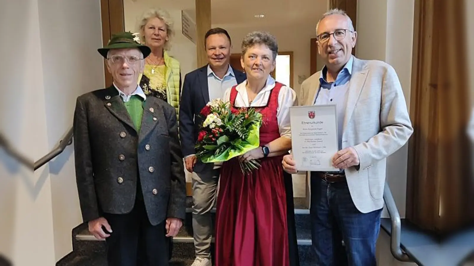Erinnerungsfoto zum Abschied (v.r.): Erster Bürgermeister Markus Loth, Margit Egger, Bürgerheimleiter Richard Stiehle, Brigitte Hoferer (Bürgerheim) und Josef Egger, der Ehemann der Jubilarin.  (Foto: Stadt Weilheim)